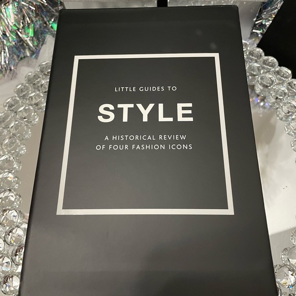 NIB SET OF 4 LITTLE GUIDE TO STYLE BOOKS ABOUT ICONIC FASHION DESIGNERS VOL.1 - Picture 2 of 2